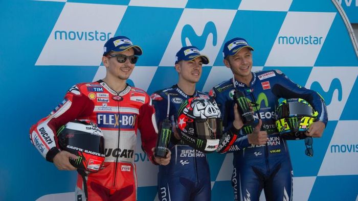 Jorge Lorenzo, Maverick Vinales, dan Valentino Rossi di MotoGP 2017 (Foto: Mirco Lazzari gp/Getty Images) Jorge Lorenzo, Maverick Vinales, dan Valentino Rossi di MotoGP 2017 (Foto: Mirco Lazzari gp/Getty Images)