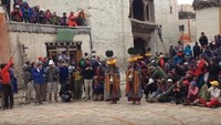 Walau kehidupannya masih sangat orisinil, tak sedikit turis yang datang ke sana untuk melihat dan berkenalan dengan Suku Mustang dari dekat. Kabarnya, dalam satu tahun Suku Mustang punya banyak perayaan semacam festival dari tari-tarian sampai musik (Ram Sharan Upreti/Youtube)