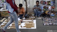 Penampakan sejumlah pedagang kaki lima yang kembali berjualan di trotoar di kawasan Kota Tua, Jakarta, Kamis (28/12/2017).