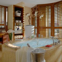 Kamar mandi mewah dengan fasilitas jacuzzi dan perlengkapan mandi keluaran brand Prancis, Hermes. Foto: Dok. Elite Readers