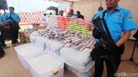 Khusus napi narkoba, semua itu dilakukan agar tidak bersosialisasi dengan napi lain, yang justru membangun jaringan baru. Untuk itu, Wiranto berencana memisahkan napi di lapas kasus narkoba. Kalau bisa di pulau-pulau terpencil biar kalau kabur dia suruh berenang saja di laut. 