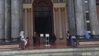Bangunan Masjid Kubah Emas didirikan di atas tanah berukuran 8.000 meter persegi dengan luas total lahan 50 hektare dan dapat menampung sekitar 20.000 jamaah. Halamannya saja, yang berukuran 45 x 57 meter, bisa memuat 8.000 orang. (Zunita Amalia Putri/detikcom)