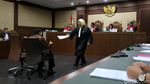 Dengarkan Jawaban Jaksa, Novanto Menunduk dan Mencatat