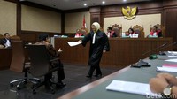 Novanto meminta kertas untuk mencatat.
