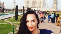 Ekaterina juga pernah selfie di depan Taj Mahal. Dengan tinggi badannya, tak sulit bagi Ekaterina selfie dengan seluruh Taj Mahal masuk ke dalam frame kameranya. (Instagram/Ekaterina Lisina)