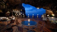 Gua yang gelap, dingin dan menyeramkan diubah menjadi sebuah tempat makan Grotta Palazzese di Italia. Dindingnya tebing alami, eksotis sekaligus menyeramkan. Foto: Istimewa