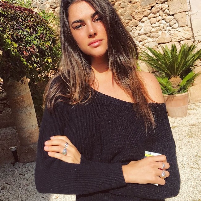 Rambutnya yang berwarna cokelat panjang dan matanya yang besar benar-benar membuat Francesca terlihat memesona. Foto: Instagram