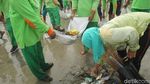 Foto: Sinterklas Sampai Batman Bersih-bersih Pantai Kuta
