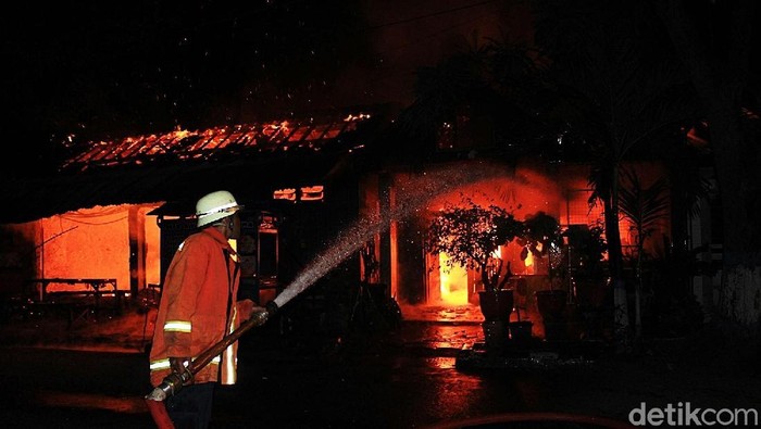 Kebakaran di Lamongan Ludeskan Rumah, Warkop dan Satu Motor