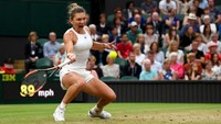 Di Wimbledon dengan aturan kolot harus serba putih Simona Halep mengenakan Adidas London tank dengan kerah tinggi dipadu dengan Adidas London Line Shorts yang memiliki banyak saku. (Shaun Botterill/Getty Images)