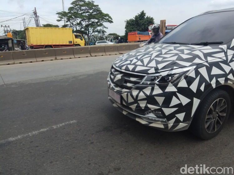 Wuling Cortez Cat Walk di Jalanan Jakarta