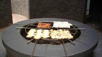 Beralih ke Spanyol, ada restoran El Diablo. Semua makanan yang disajikan ini dimasak menggunakan lahar panas. Daging panggang bahkan dimasak menggunakan bahan bakar dari lahar panas gunung berapi. Foto: Istimewa