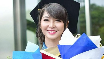 Foto: Gaya 10 Artis Indonesia Saat Wisuda Raih Gelar Sarjana Hingga Master