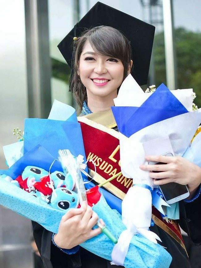 Mantan member JKT 48, Jessica Veranda, ini lulus dengan predikat Cum Laude dari jurusan Desain Komunikasi Visual, Universitas Tarumanegara. Jessica diwisuda pada April 2017. Foto: Instagram