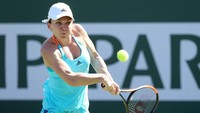 Simona Halep masih mengenakan Adidas Melbourne saat tampil di BNP Paribas Open at the Indian Wells Tennis Garden pada Maret. Dia hanya mengganti celana pendek dengan warna biru muda. (Matthew Stockman/Getty Images)