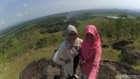 Meski terlihat asyik, tapi traveler harus tetap berhati-hati karena lengah sedikit kamu bisa jatuh dari puncak bukit. Tetap utamakan keselamatan ya traveler! (Charolin/detikTravel)
