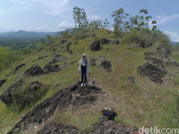 Meski jarak antara puncak bukit dari rumah warga cukup jauh dan jalannya menanjak, tapi itu tak jadi halangan bagi traveler yang mau main ke sini. (Charolin/detikTravel) Meski jarak antara puncak bukit dari rumah warga cukup jauh dan jalannya menanjak, tapi itu tak jadi halangan bagi traveler yang mau main ke sini. (Charolin/detikTravel)