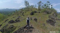 Meski jarak antara puncak bukit dari rumah warga cukup jauh dan jalannya menanjak, tapi itu tak jadi halangan bagi traveler yang mau main ke sini. (Charolin/detikTravel)