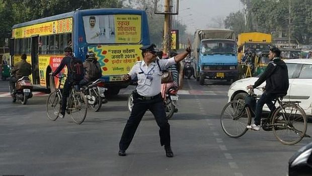 Aksi Ranjeet Singh saat mengatur lalu lintas di Indore, India