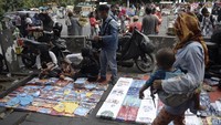 Kurangnya pengawasan Satpol PP membuat para PKL ini kembali berjualan di atas trotoar.