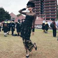 Mantan personel girlband Princess, Alika Islamadina, berhasil menyelesaikan studinya di Fakultas Ekonomi, Universitas Indonesia pada Februari 2017 lalu. Saat wisuda, Alika tampil stylish dalam balutan kebaya berpayet dan kain tenun. Foto: Instagram
