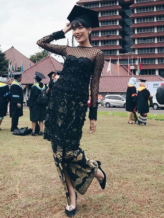 Mantan personel girlband Princess, Alika Islamadina, berhasil menyelesaikan studinya di Fakultas Ekonomi, Universitas Indonesia pada Februari 2017 lalu. Saat wisuda, Alika tampil stylish dalam balutan kebaya berpayet dan kain tenun. Foto: Instagram