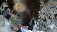 Berbagai peninggalan sejarah purbakala berupa berbagai lukisan yang menempel di langit-langit gua. Mulai gambar telapak tangan, perahu, ikan hingga pohon (Muhammad Bakri/detikTravel)