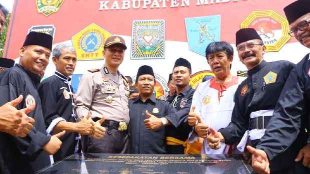 Diharapkan dengan adanya tugu bersama ini, tak ada lagi gesekan antar perguruan tinggi