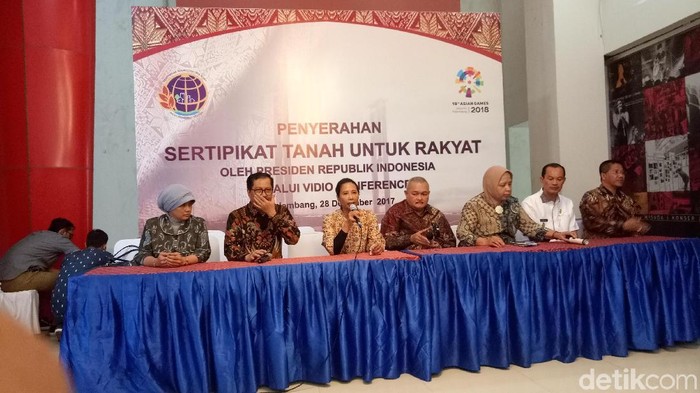 Rini Bagikan 140.335 Sertifikat Tanah di Palembang