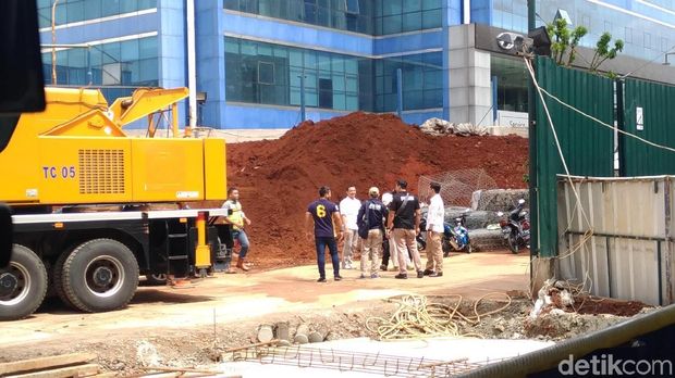  Tim Puslabfor Polri mendatangi area proyek apartemen Pakubuwono Spring, Kebayoran Lama, Jakarta Selatan, Kamis (28/12/2017)