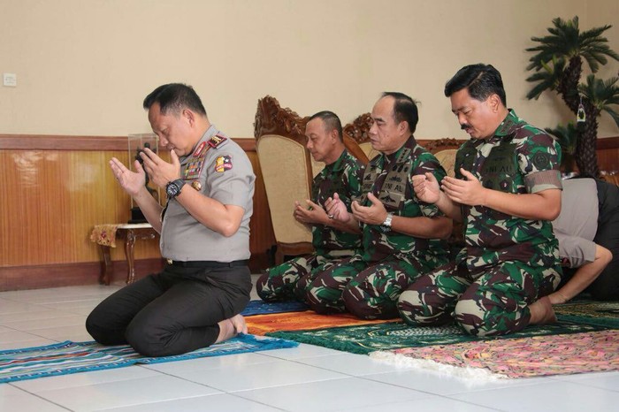Ketika Kapolri Jadi Imam Salat Asar 3 Jenderal TNI