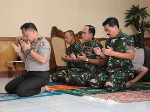Ketika Kapolri Jadi Imam Salat Asar 3 Jenderal TNI