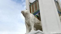 Emil mendesain tugu tersebut dengan filosofi Maung Bandung yang gagah dan garang.   