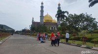 Setiap harinya, hampir 7.000 orang datang ke Masjid Kubah Emas. Area masjid sangat tertata dan memiliki taman-taman cantik. Juga saat Ramadan, masjid ini salah satu spot warga ngabuburit. (Zunita Amalia Putri/detikcom)