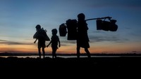 15 September 2017, sejumlah anak-anak pengungsi Rohingya tengah melakukan perjalanan panjang ke Bangladesh dan membawa semua barang berharga mereka, usai desa mereka dibakar di Myanmar. Lebih dari 70.000 anak membutuhkan bantuan kemanusiaan yang mendesak. Istimewa/UNICEF/Thomas Nybo