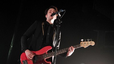 Aksi Panggung Dallon Weekes Sebelum Hengkang dari Panic! At The Disco