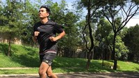 Lari adalah hobi olahraga Darius lainnya. Selain mudah dilakukan, lari menurutnya sangat penting untuk menjaga stamina. (Foto: instagram/darius_sinathrya)