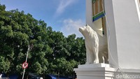 Saat ini tugu tersebut belum selesai sepenuhnya dibangun. Masih ada beberapa hal detail yang akan dilakukan untuk menyempurnakan tugu tersebut. Bahkan rencananya Emil akan membuat ulang patung Maung Bandung agar tidak lagi seperti anjing laut.