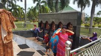 Jemaah berwudu sebelum jalankan salat di Masjid Kubah Emas, Depok.