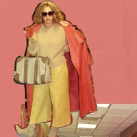 Foto lain menampilkan gaya stylish Beyonce dalam padanan sweater, coat, celana lebar dan ankle boots. Tidak ketinggalan handbag dari Gucci. (Foto: Beyonce.com)