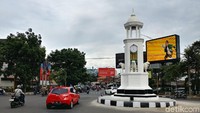 Tugu Maung dapat dilihat di perempatan Wastukancana-Cihampelas. Tugu yang ada di tempat ini adalah yang paling kecil di antara lainnya.