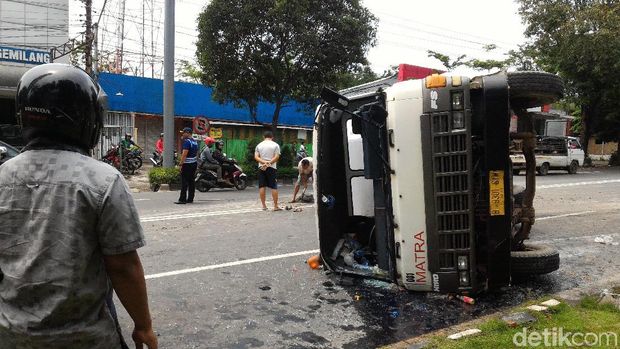 Hingga saat ini badan truk masih berada di lokasi, dan muatan yang tumpah sudah dibersihkan.
