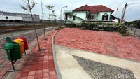 Namun kini, kawasan tersebut tertata rapi dengan adanya penurapan kali dan penataan pedestrian serta taman asri.