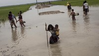 6 September 2017, para pengungsi Rohingya baru saja tiba dari Myanmar dengan bersusah payah menyusuri persawahan penuh lumpur setelah melarikan diri melewati perbatasan ke distrik Coxs Bazar di Bangladesh. Istimewa/UNICEF/Patrick Brown.