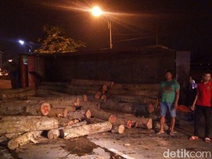 Tak Kuat Nanjak, Truk Muatan Kayu Terguling di Lemahbang Semarang