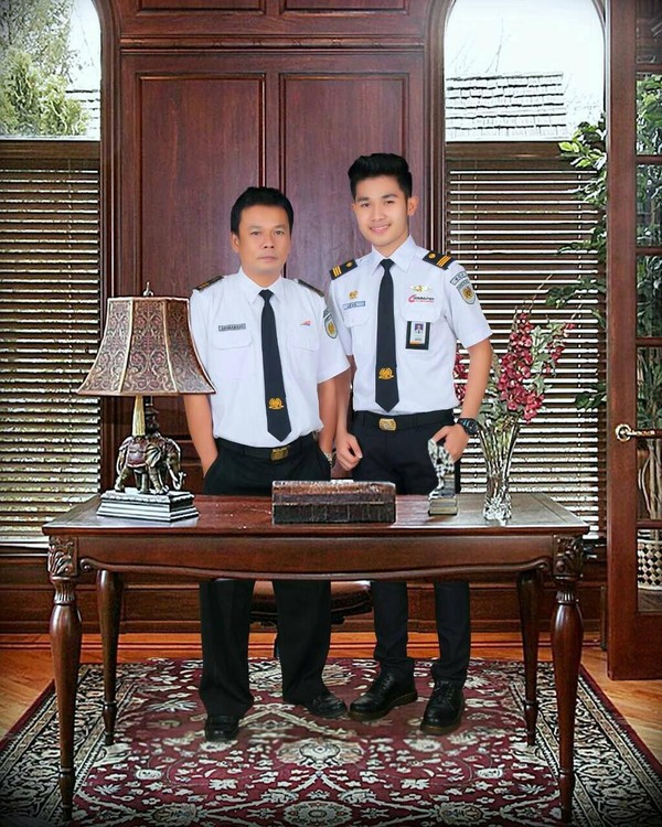 Namanya Jevi Santosa, berumur 22 tahun. Bergabung dengan PT KAI pada Februari 2015 dan resmi menjadi masinis pada September 2015. (jevisantosa/Instagram) Namanya Jevi Santosa, berumur 22 tahun. Bergabung dengan PT KAI pada Februari 2015 dan resmi menjadi masinis pada September 2015. (jevisantosa/Instagram)