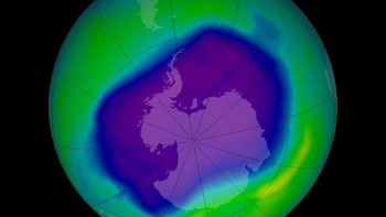 Bumi Kehilangan Ozon: Menurut Carol Finn, ahli geofisika, hilangnya ozon disebabkan karena bentuk datar hanya dapat mengakomodir satu kutub sehingga tidak dapat menciptakan medan magnet, yang membutuhkan dua kutub, sebagai komponen utama untuk menjaga lapisan tersebut tetap melindungi dari paparan radiasi ultraviolet. Tanpa adanya ozon, kehidupan di Bumi akan musnah. (Foto: Unwired)