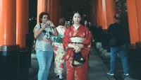 Wah, bahkan saat berpose dengan yukata ada seorang bule yang memotretnya dari belakang. (Dok. Instagram/vanessasurya)