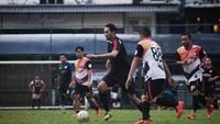 Dalam postingannya di Instagram, ia selalu menyempatkan bermain sepakbola seminggu sekali. (Foto: instagram/darius_sinathrya)
