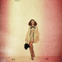 Masih dengan dress yang sama, Beyonce tampil seksi dengan rambut barunya di foto bergaya vintage ini. (Foto: Beyonce.com)